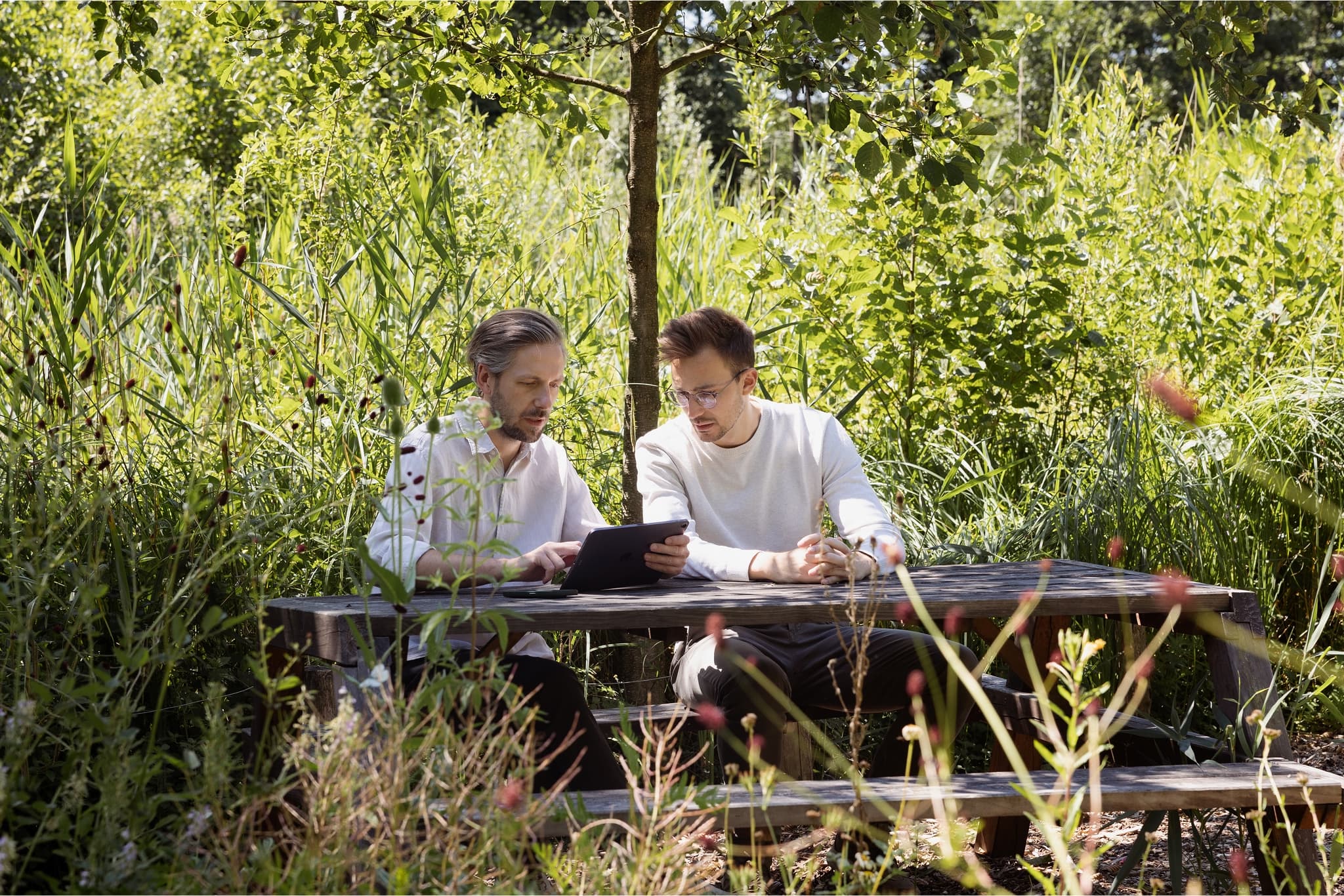 Afbeelding van de founders van Watchtower in overleg